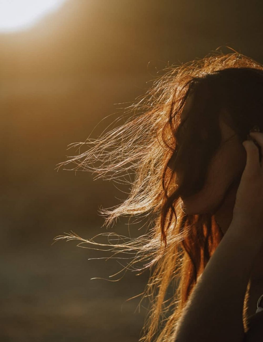 Femme qui a les cheveux dans le vent